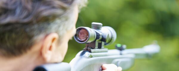 Žmogus su pneumatiniu šautuvu - Sputnik Lietuva