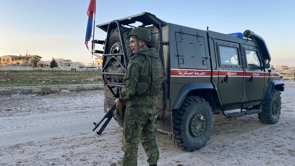 Патруль российской военной полиции в районе освобожденного от боевиков города Саракиб в провинции Идлиб - Sputnik Lietuva