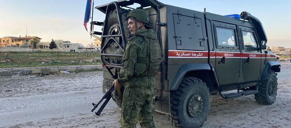 Патруль российской военной полиции в районе освобожденного от боевиков города Саракиб в провинции Идлиб Патруль российской военной полиции в районе освобожденного от боевиков города Саракиб в провинции Идлиб - Sputnik Lietuva