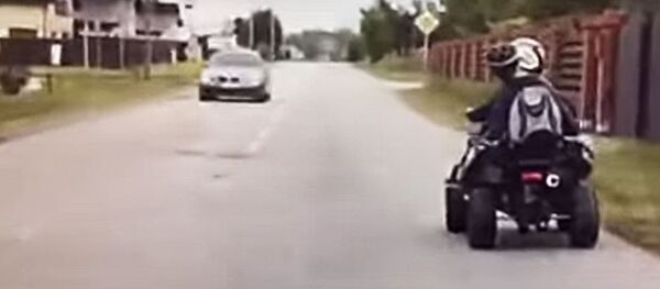 Трое детей едут на квадроцикле Трое детей едут на квадроцикле - Sputnik Lietuva