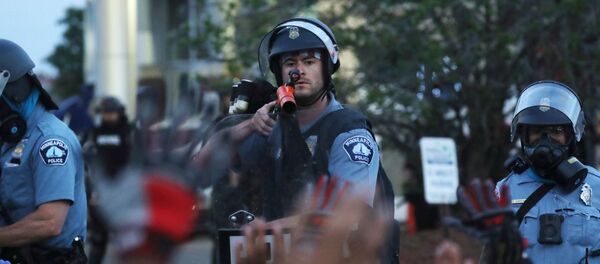Сотрудники полиции во время акции протеста в Миннеаполисе Сотрудники полиции во время акции протеста в Миннеаполисе - Sputnik Lietuva
