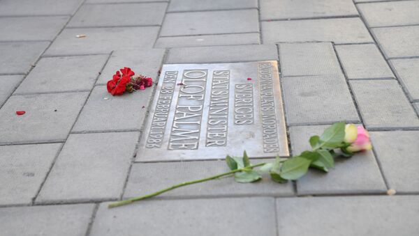 Мемориальная доска в Стокгольме на месте убийства Улофа Пальме - Sputnik Lietuva
