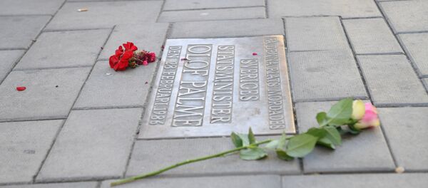 Мемориальная доска в Стокгольме на месте убийства Улофа Пальме - Sputnik Lietuva