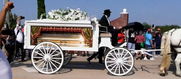 Auksinis karstas ir arklių traukiamas katafalkas: kaip Teksase buvo palaidotas Džordžas Floidas Auksinis karstas ir arklių traukiamas katafalkas: kaip Teksase buvo palaidotas Džordžas Floidas - Sputnik Lietuva