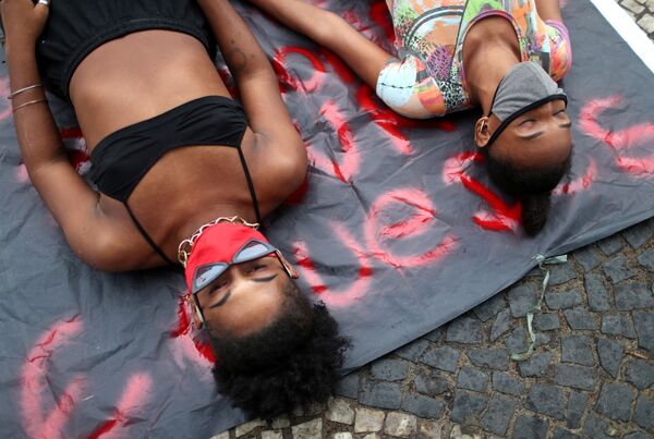 Девушки в защитных масках на пляже Копакабана в Рио-де-Жанейро, Бразилия - Sputnik Lietuva