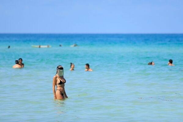 Женщина с защитным экраном на лице на пляже в Майами-Бич, Флорида - Sputnik Lietuva