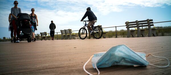 Брошенная защитная маска на пляже Нью-Джерси Брошенная защитная маска на пляже Нью-Джерси - Sputnik Lietuva