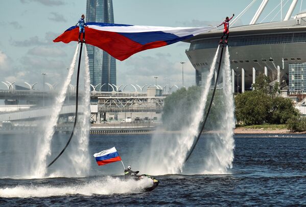 Спортсмены сборной России по гидрофлаю открывают празднование Дня России поднятием флага на Петровской косе в Санкт-Петербурге - Sputnik Литва