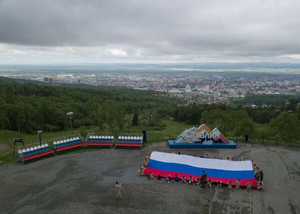 Участники акции Флаг России на горе Большевик в Южно-Сахалинске - Sputnik Литва
