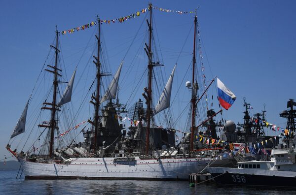 Флаги расцвечивания и российский флаг на барке Седов во время празднования Дня России во Владивостоке - Sputnik Литва