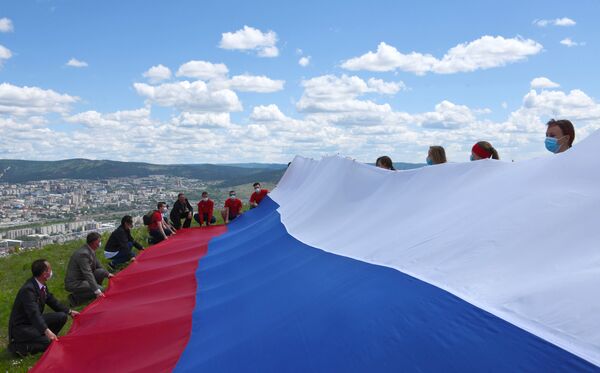 Российский флаг развернули на Титовской сопке в Чите  - Sputnik Литва