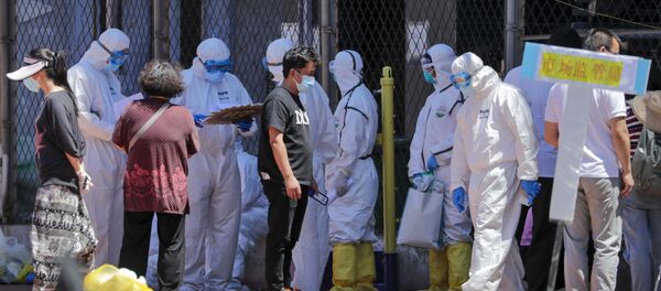 Китайские медики проверяют людей, которые жили рядом с оптовым рынком Синьфади или посещали его, 14 июня 2020 года - Sputnik Lietuva