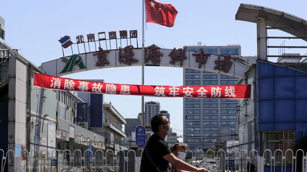 Рынок Синьфади в Китае закрытый для проверки, 14 июня 2020 года - Sputnik Lietuva