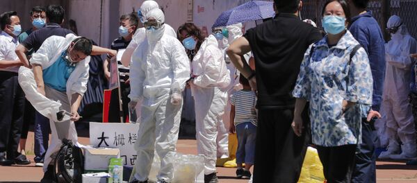 Китайские медики проверяют людей, которые жили рядом с оптовым рынком Синьфади или посещали его, 14 июня 2020 года Китайские медики проверяют людей, которые жили рядом с оптовым рынком Синьфади или посещали его, 14 июня 2020 года - Sputnik Lietuva