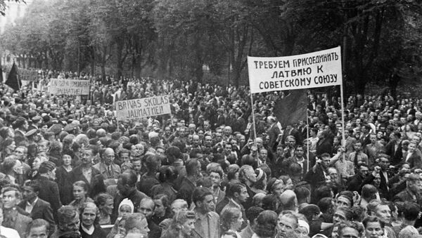 Демонстрация трудящихся города Риги, требующих присоединения Латвии к СССР, 1940 год - Sputnik Lietuva