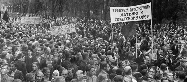 Демонстрация трудящихся города Риги, требующих присоединения Латвии к СССР, 1940 год Демонстрация трудящихся города Риги, требующих присоединения Латвии к СССР, 1940 год - Sputnik Lietuva