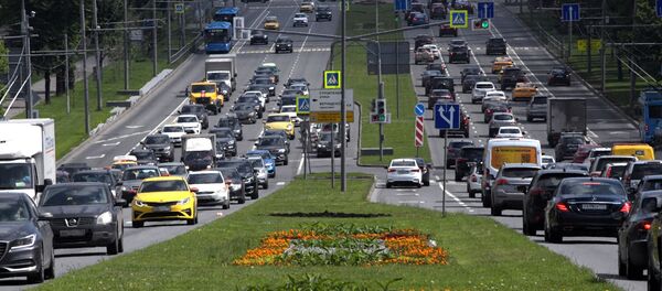 Автомобильное движение на Ленинском проспекте в Москве Автомобильное движение на Ленинском проспекте в Москве - Sputnik Lietuva