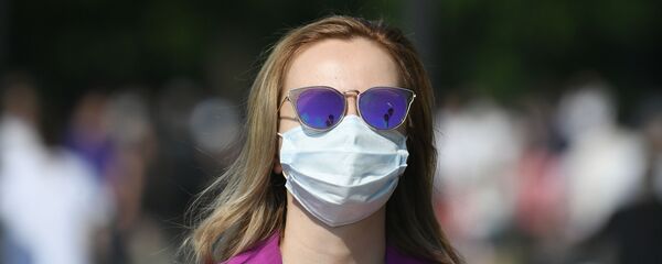 Девушка в медицинской маске в Центральном парке культуры и отдыха имени Горького в Москве Девушка в медицинской маске в Центральном парке культуры и отдыха имени Горького в Москве - Sputnik Lietuva
