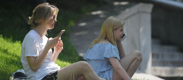 Девушки отдыхают в парке - Sputnik Литва