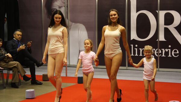В показе нижнего белья принимают участие и дети-модели. - Sputnik Литва