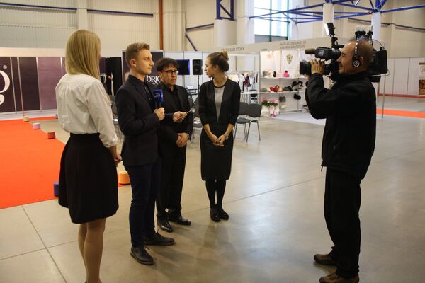 Представители итальянских компаний дают интервью литовскому национальному телевидению. - Sputnik Литва