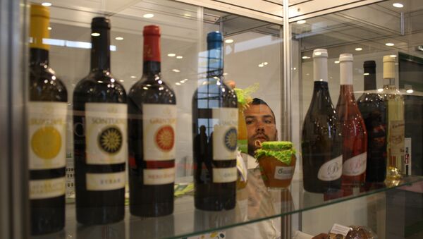 Сотрудник компании готовит к показу стенд с традиционными итальянскими винами - Sputnik Lietuva