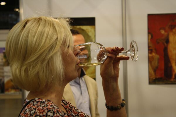 Посетители выставки пробуют на вкус итальянские вина. - Sputnik Литва