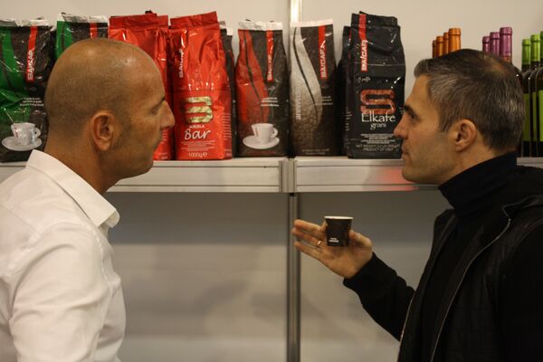 Итальянские производители кофе объясняют посетителям выставки секреты обработки кофейных зерен. - Sputnik Литва