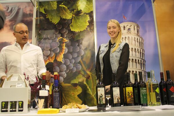 Стенд итальянских виноделов украшают улыбки девушек-сотрудниц фирмы. - Sputnik Литва