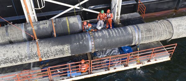 Соединение секций трубы над водой - Sputnik Литва