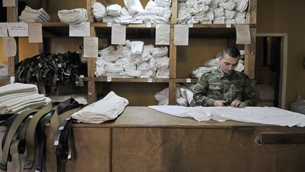 Karo uniformos išdavimo kambarys šaukimo į karinę tarnybą punkte, Rusijoje - Sputnik Lietuva