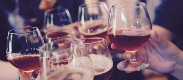 Распитие алкогольных напитков - Sputnik Литва