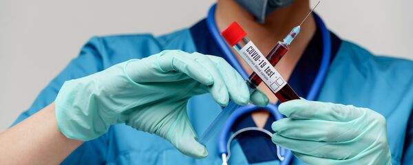 Врач в защитной маске со шприцем и тестом на коронавирус - Sputnik Литва