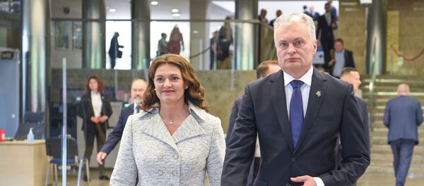 Президент Литвы с супругой после выступления в Сейме - Sputnik Литва