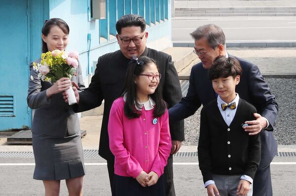 Cестра северокорейского лидера Ким Чен Ына Ким Е Чжон с букетом цветов во время встречи с президентом Южной Кореи Мун Чжэ Ином - Sputnik Литва