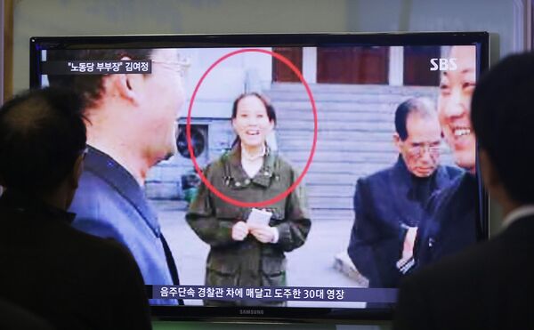 Cестра северокорейского лидера Ким Чен Ына Ким Е Чжон на экране новостной программы в Сеуле  - Sputnik Lietuva