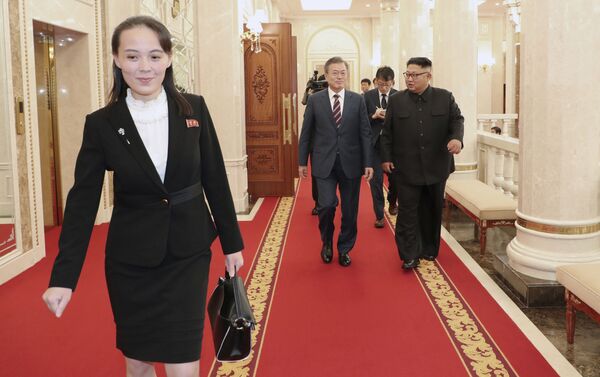 Cестра северокорейского лидера Ким Чен Ына Ким Е Чжон во время встречи лидера КНДР и президента Южной Кореи в Пхеньяне  - Sputnik Литва