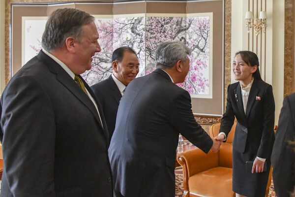 Сестра северокорейского лидера Ким Чен Ына Ким Е Чжон во время встречи с госсекретарем США Майклом Помпео  - Sputnik Lietuva
