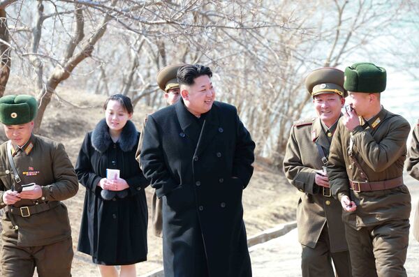 Cестра северокорейского лидера Ким Чен Ына Ким Е Чжон во время инспекции оборонной компании Sin Islet  - Sputnik Lietuva