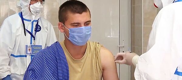 МО РФ: опытная вакцина против COVID-19 введена первым 18 добровольцам - Sputnik Литва