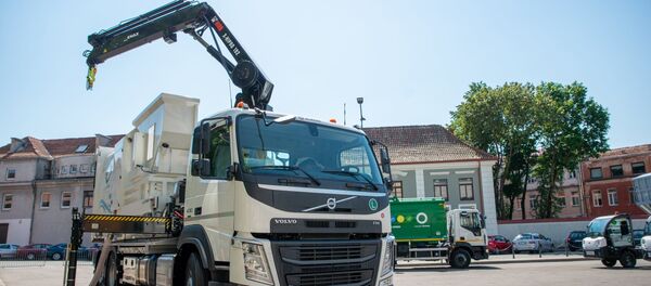 В Каунасе появилась первая в странах Балтии машина, которая моет контейнеры В Каунасе появилась первая в странах Балтии машина, которая моет контейнеры - Sputnik Lietuva