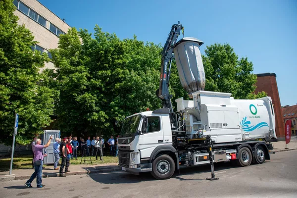Kaunas įsigijo pirmąją Baltijos šalyse konteinerių valymo mašiną Kaunas įsigijo pirmąją Baltijos šalyse konteinerių valymo mašiną - Sputnik Lietuva