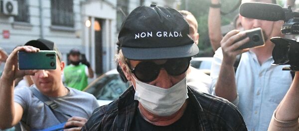 Актер Михаил Ефремов во время возвращения после допроса по делу о ДТП в квартиру в Плотниковом переулке в Москве Актер Михаил Ефремов во время возвращения после допроса по делу о ДТП в квартиру в Плотниковом переулке в Москве - Sputnik Литва