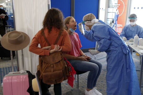 Прибывшую из Катара пассажирку тестируют на коронавирус в международном аэропорту Элефтериос Венизелос в Афинах - Sputnik Lietuva