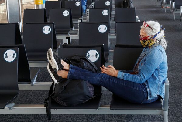 Пассажирка в защитной маске в терминале  международного аэропорта Брюсселя - Sputnik Lietuva