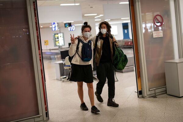  Пассажиры рейса из Амстердама в защитных масках прибывают в международный аэропорт в Афинах, Греция - Sputnik Lietuva