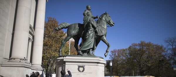 Статуя Теодора Рузвельта у входа в американский музей естественной истории в Нью-Йорке Статуя Теодора Рузвельта у входа в американский музей естественной истории в Нью-Йорке - Sputnik Lietuva