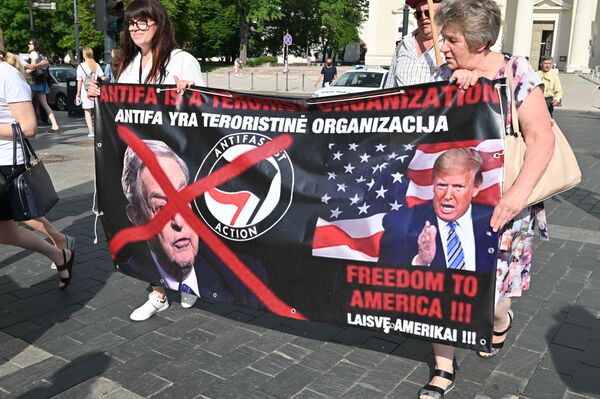 Шествие в поддержку законно избранного Президента США Дональда Трампа - Sputnik Lietuva