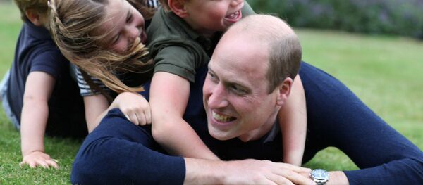 Princas Viljamas su savo vaikais Princas Viljamas su savo vaikais - Sputnik Lietuva
