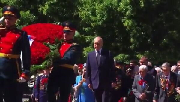 Путин возложил цветы к Могиле Неизвестного солдата в Александровском саду - Sputnik Литва